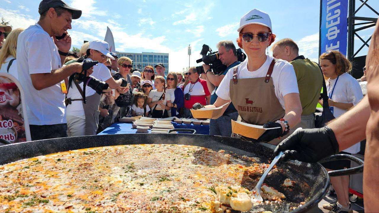 Фото Опубликованы кадры гигантской яичницы на Михайловской набережной 5